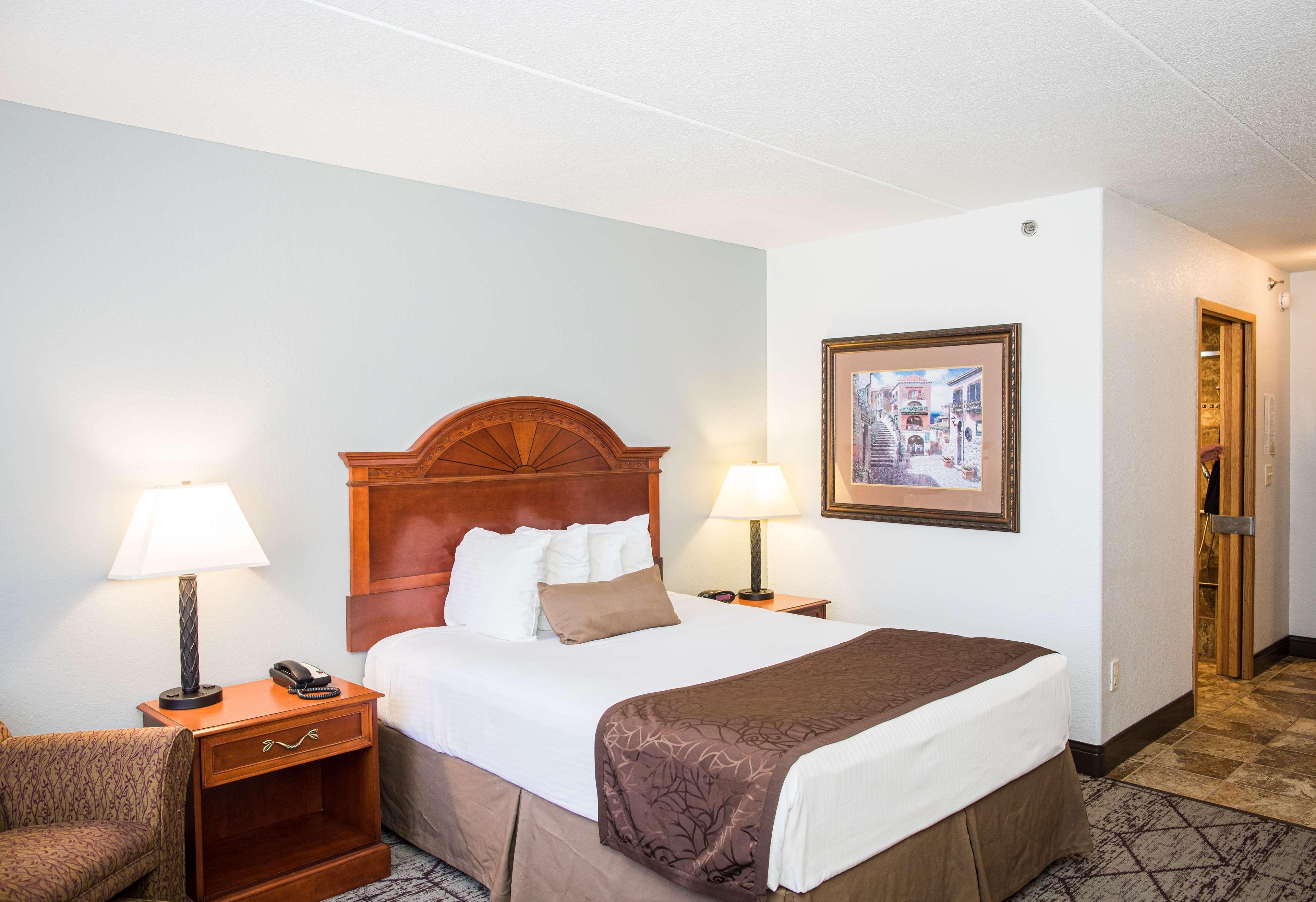 Best Western Plus Longbranch Hotel & Convention Center Cedar Rapids Bagian luar foto