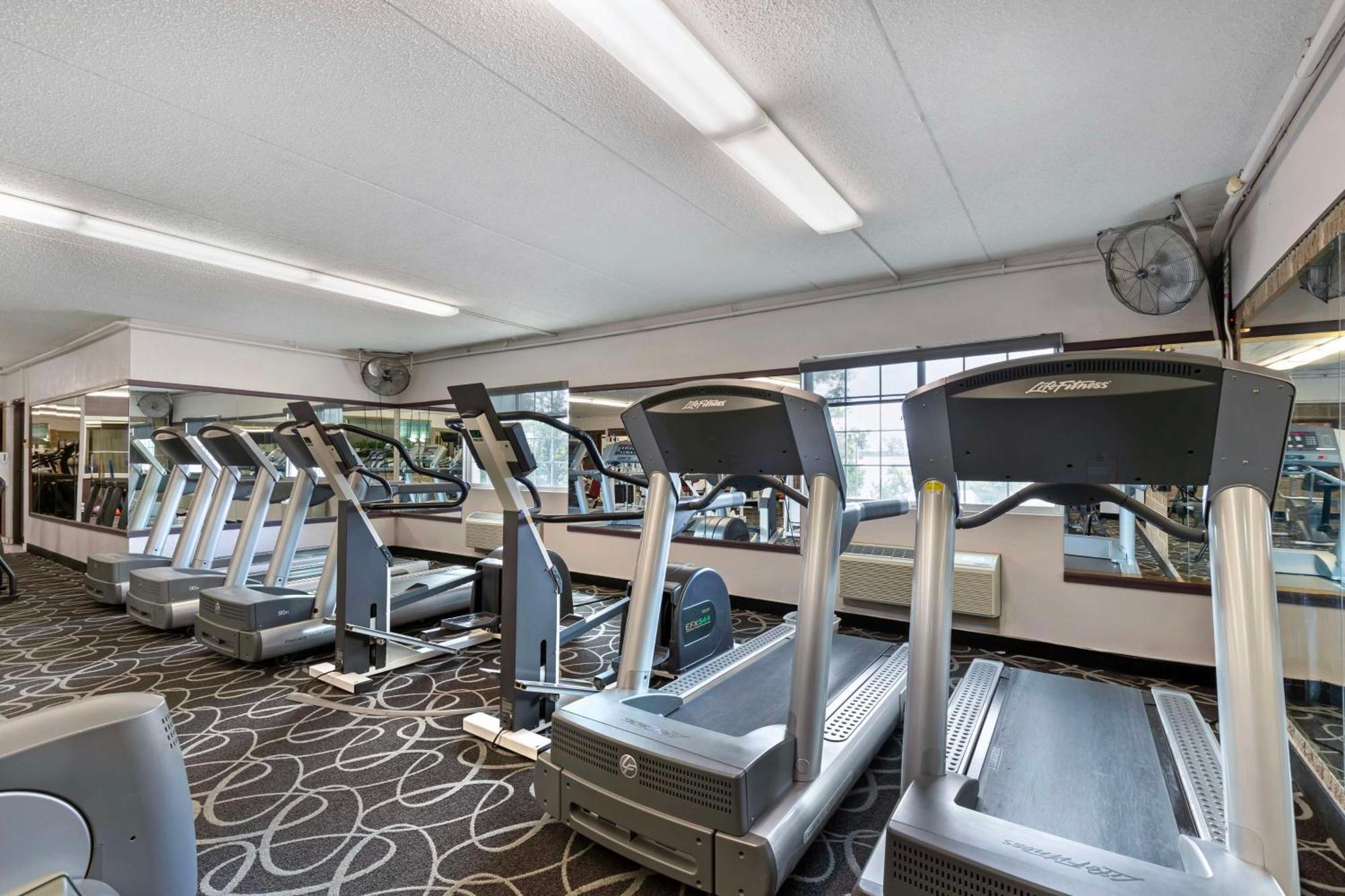 Best Western Plus Longbranch Hotel & Convention Center Cedar Rapids Bagian luar foto