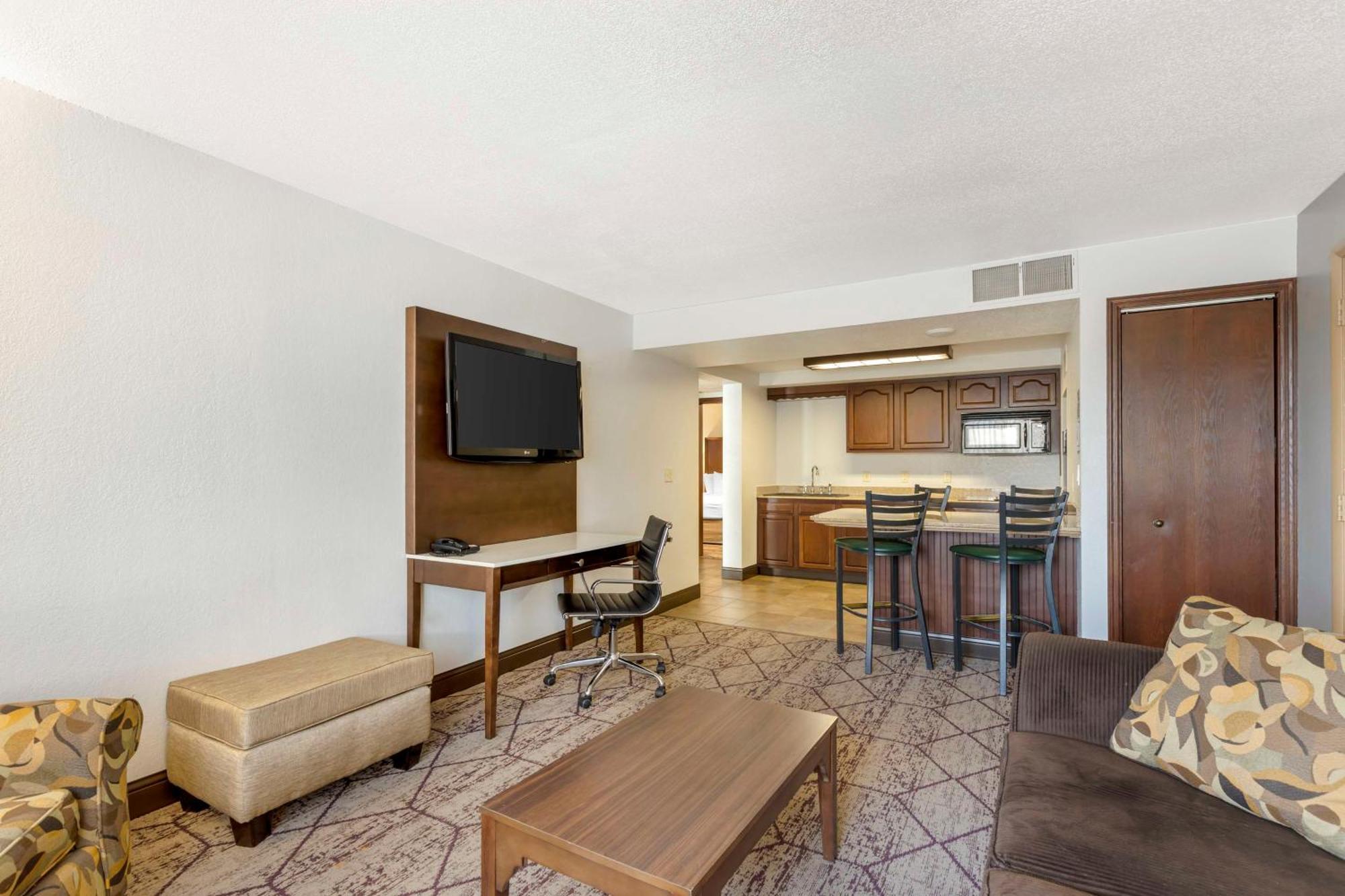 Best Western Plus Longbranch Hotel & Convention Center Cedar Rapids Bagian luar foto