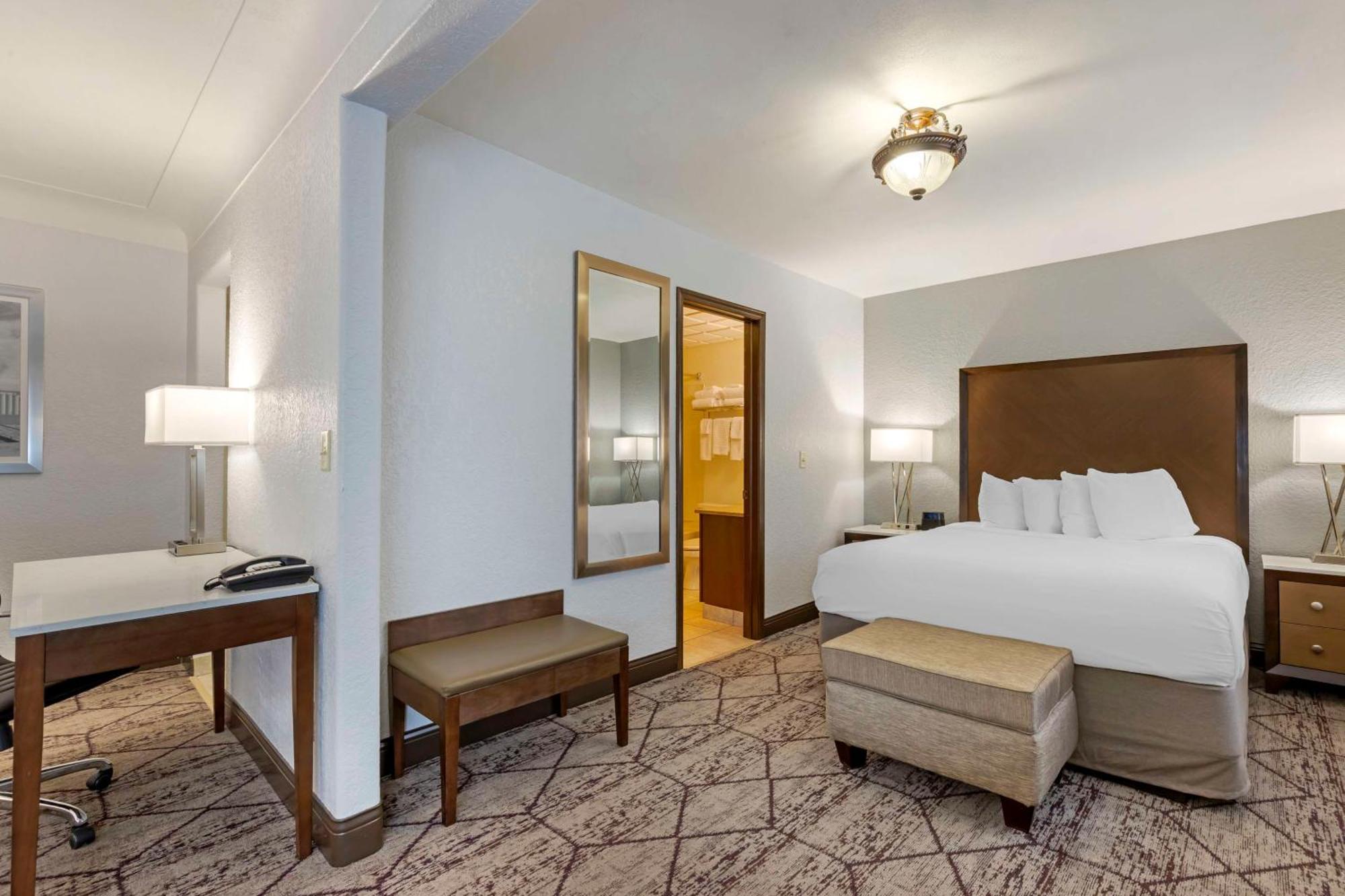 Best Western Plus Longbranch Hotel & Convention Center Cedar Rapids Bagian luar foto